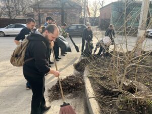 Студенты Центра подготовки церковных специалистов активно приняли участие в уборке перед Пасхой